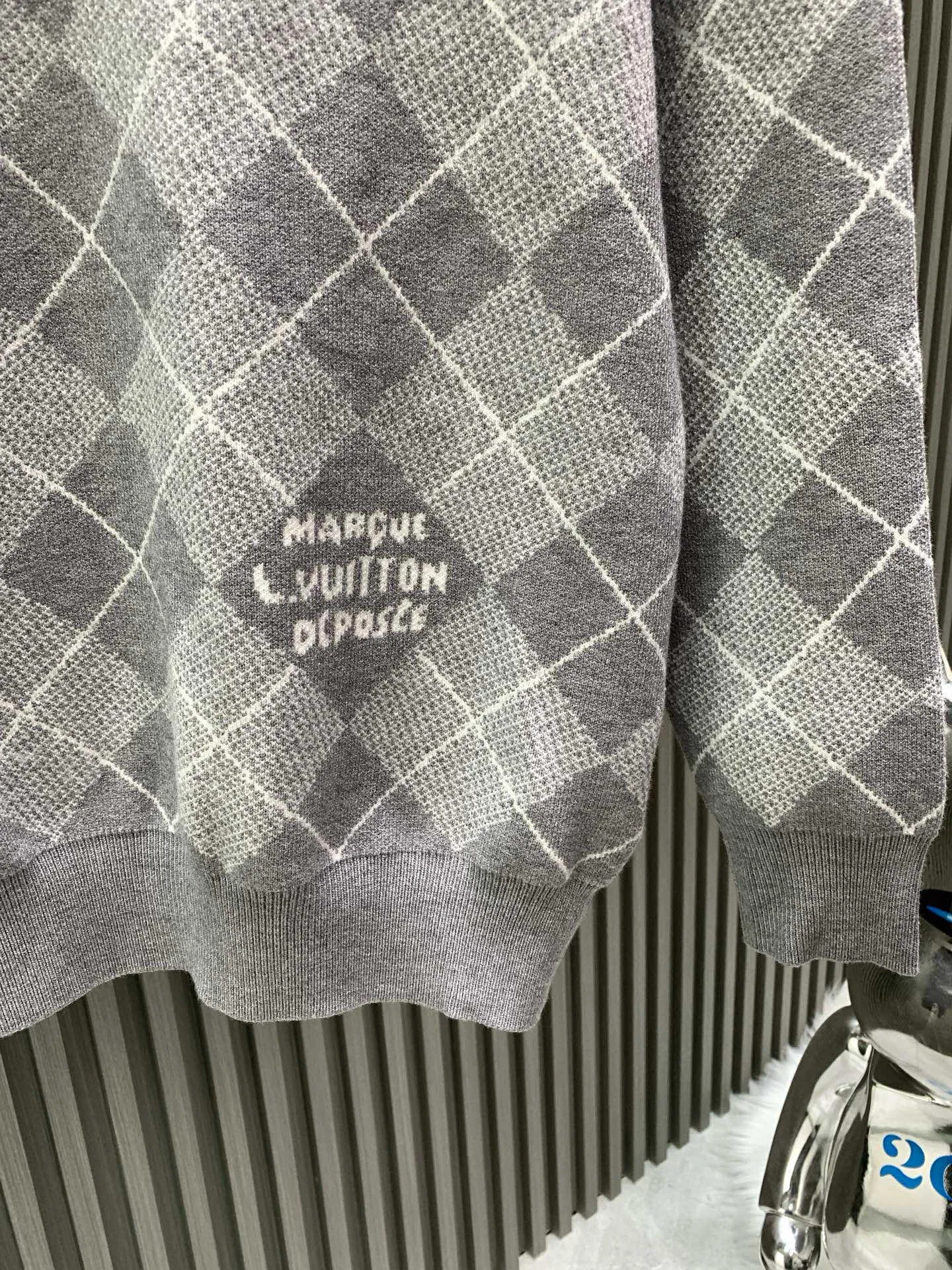 🅿️380 🀄️ Louis Vuitton Louis Vuitton 25*1v diamond plaid cashmere sweater 𝟮5 new autumn and winter products, a must-have~ Love the college style diamond pattern design. Each item is a hot item this year. Made of wool blended fabrics, dyed and custom-woven dyed yarn, multi-sand mouth intarsia technology, Japan Shima Seiki 36 yarn mouth intarsia machine, reverse thread machine knotting Then it is trimmed by hand. It will never come off. It uses half more material than the vest style. The dropped shoulder design adds a lot of relaxation. It will definitely kill all the same type of diamond sweaters~
